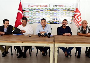 Antalyaspor Başkanı Öztürk ten  teknik direktör  sorusuna ilginç yanıt